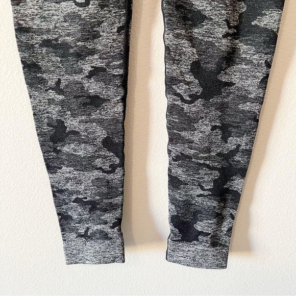 Gymshark Women’s Camo Seamless Leggings Black/Gray Size Small? Gym Workout - Picture 3 of 8